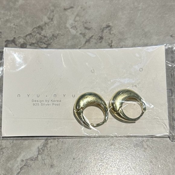 Chunky Gold Hoop Clicker Earrings - Picture 1 of 1